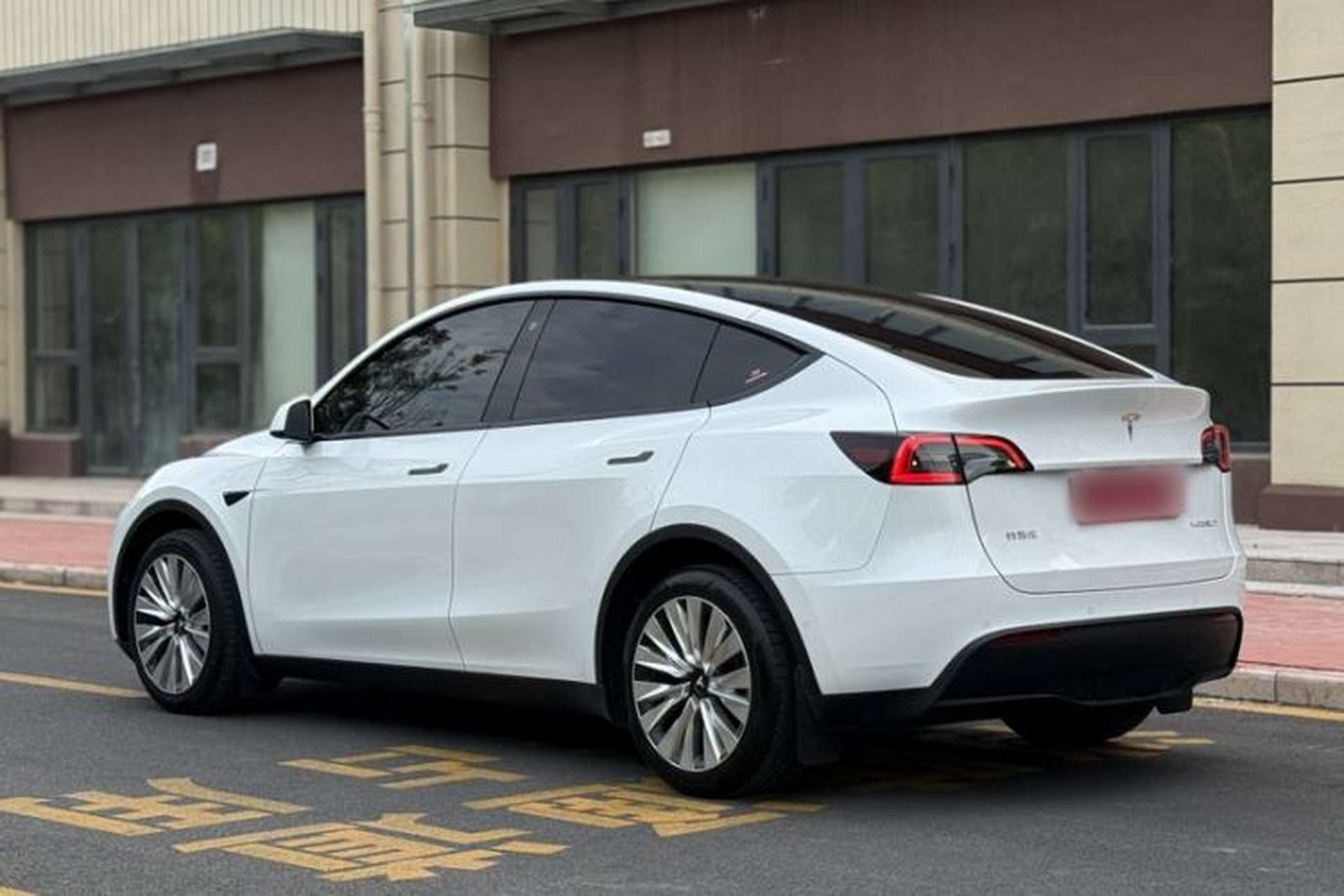 Used Tesla Model Y 2023 Long-Range All-Wheel-Drive Version Exterior 4