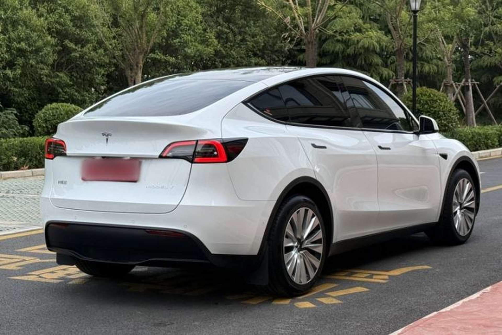 Used Tesla Model Y 2023 Long-Range All-Wheel-Drive Version Exterior 6