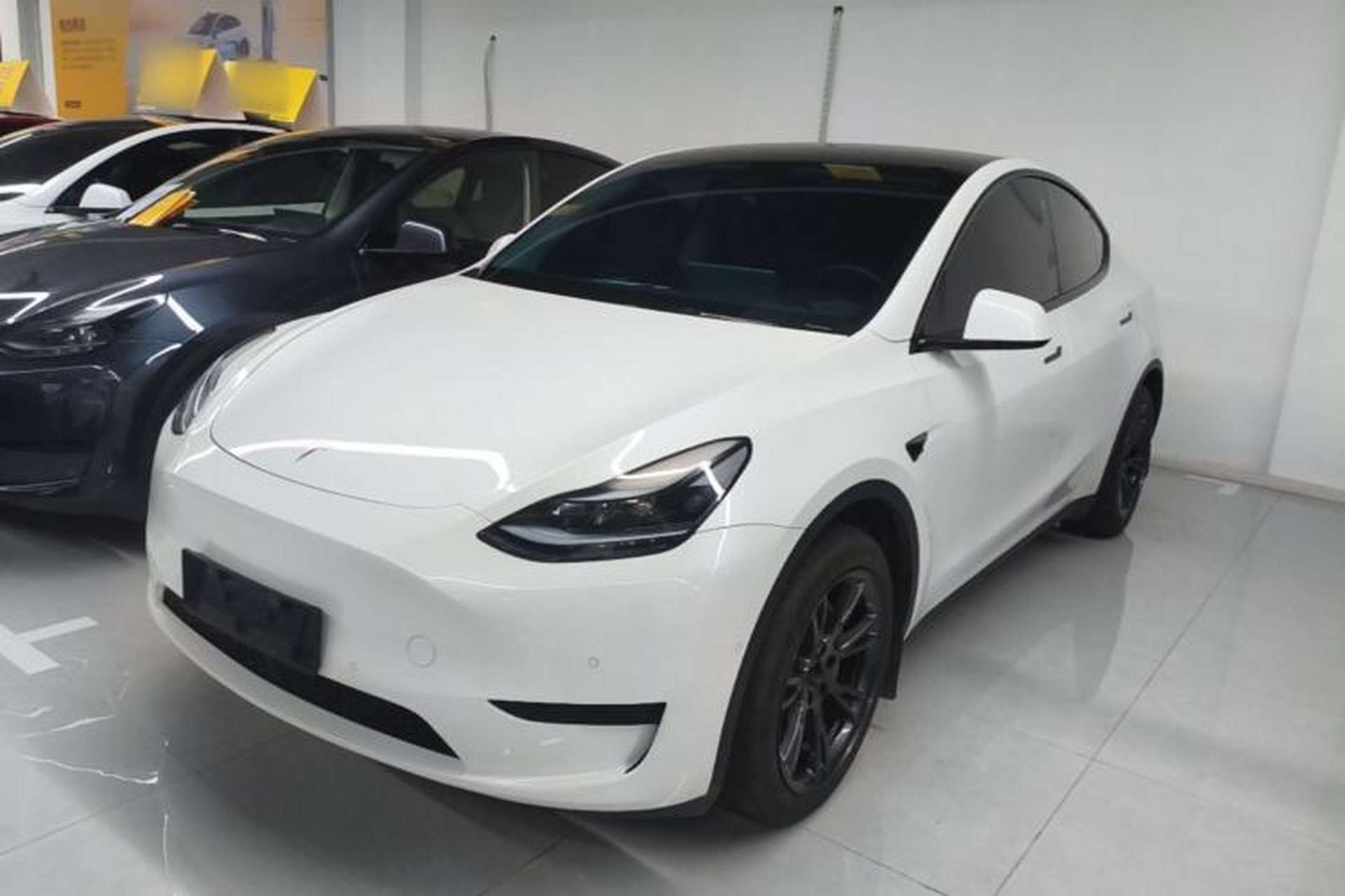 Used Tesla Model Y 2023 Rear-Wheel-Drive Version Front Left 45 Deg