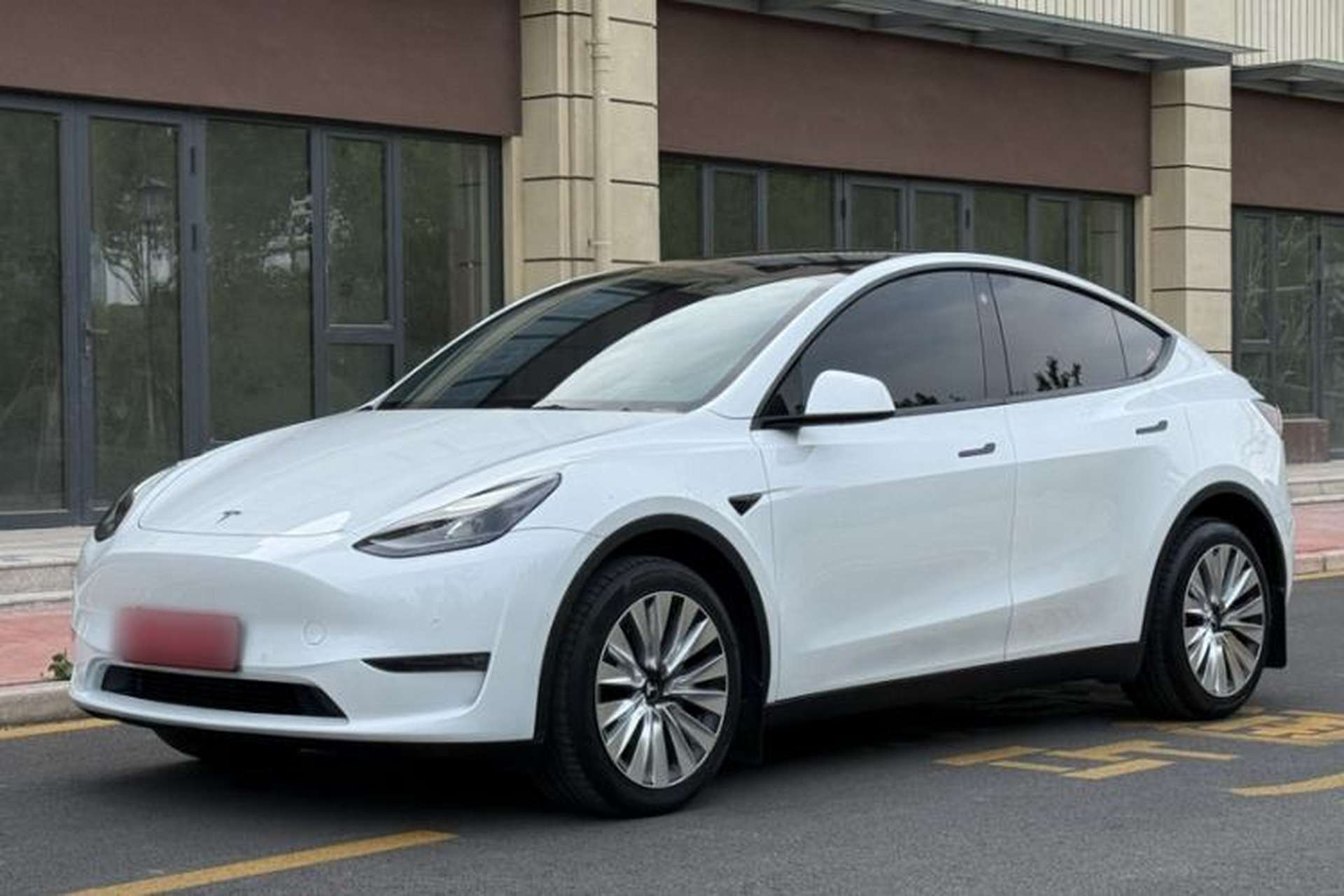 Used Tesla Model Y 2023 Long-Range All-Wheel-Drive Version Front Left 45 Deg