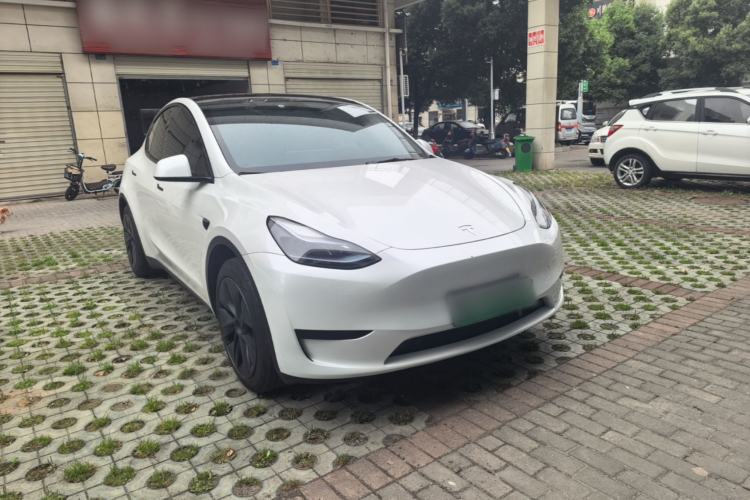 Used Tesla Model Y 2023 Rear-Wheel-Drive Version Front Right 45 Deg