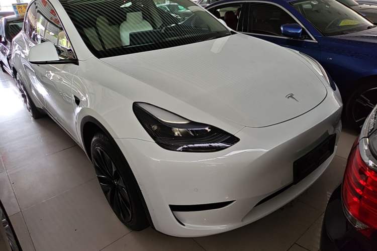 Used Tesla Model Y 2023 Rear-Wheel-Drive Version Front Right 45 Deg