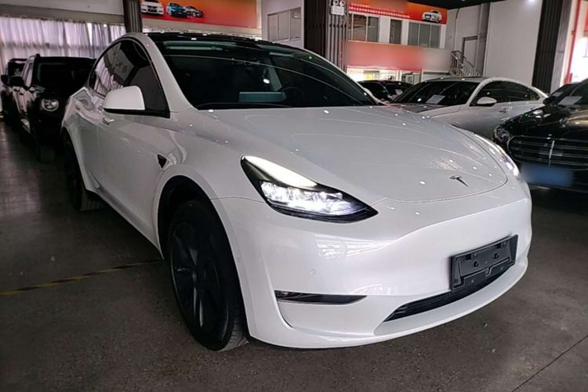 Used Tesla Model Y 2023 Long-Range All-Wheel-Drive Version Front Right 45 Deg
