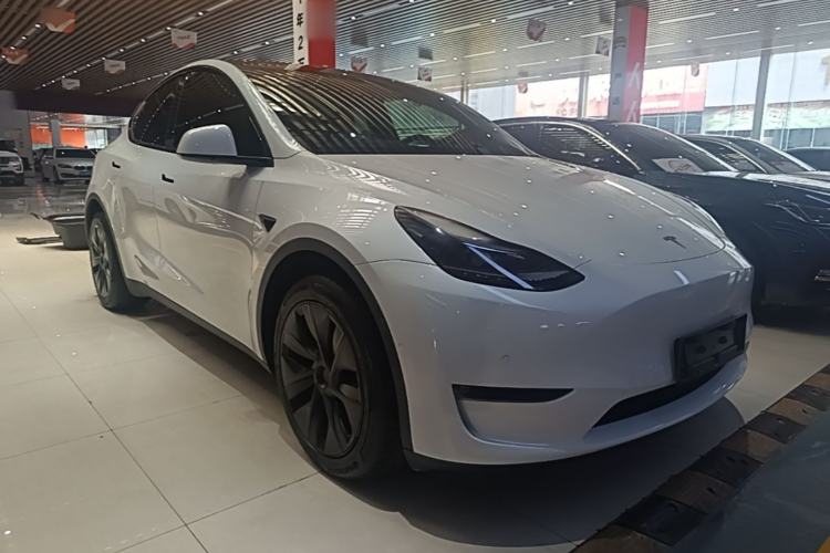 Used Tesla Model Y 2023 Long-Range All-Wheel-Drive Version Front Right 45 Deg