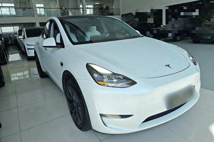 Used Tesla Model Y 2023 Long-Range All-Wheel-Drive Version Front Right 45 Deg