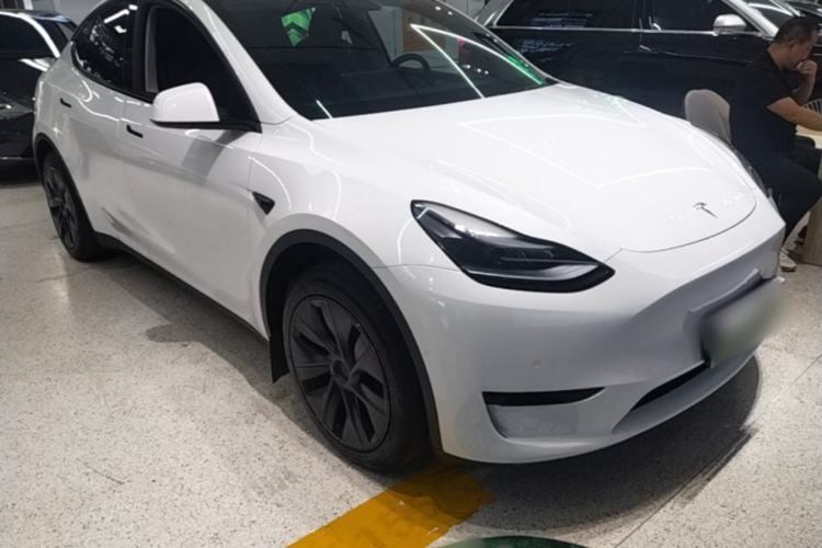 Used Tesla Model Y 2023 Rear-Wheel-Drive Version Front Right 45 Deg