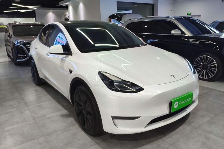 Used Tesla Model Y 2023 Long-Range All-Wheel-Drive Version Front Right 45 Deg