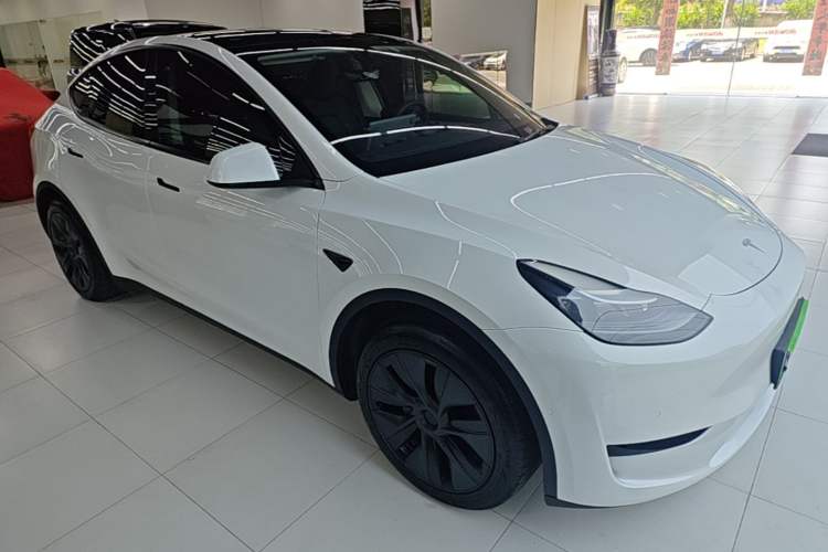 Used Tesla Model Y 2023 Rear-Wheel-Drive Version Front Right 45 Deg