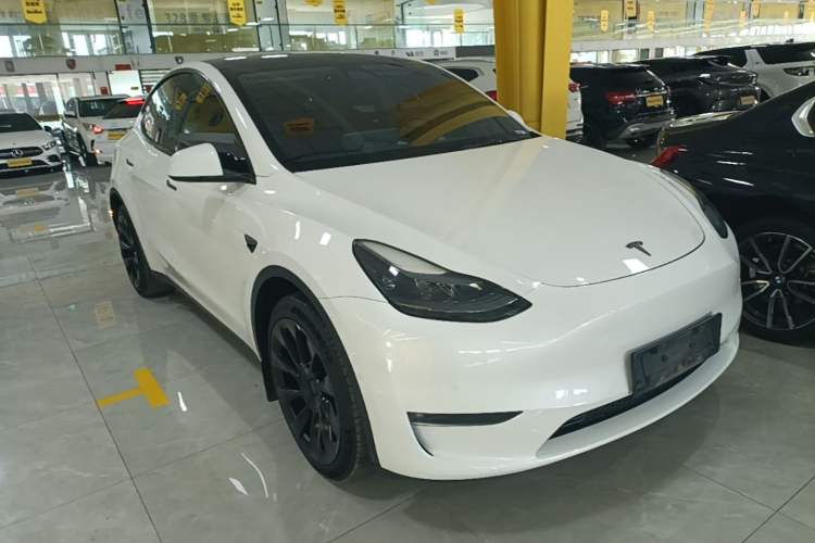 Used Tesla Model Y 2023 Long-Range All-Wheel-Drive Version Front Right 45 Deg