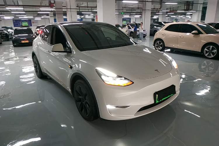 Used Tesla Model Y 2023 Long-Range All-Wheel-Drive Version Front Right 45 Deg