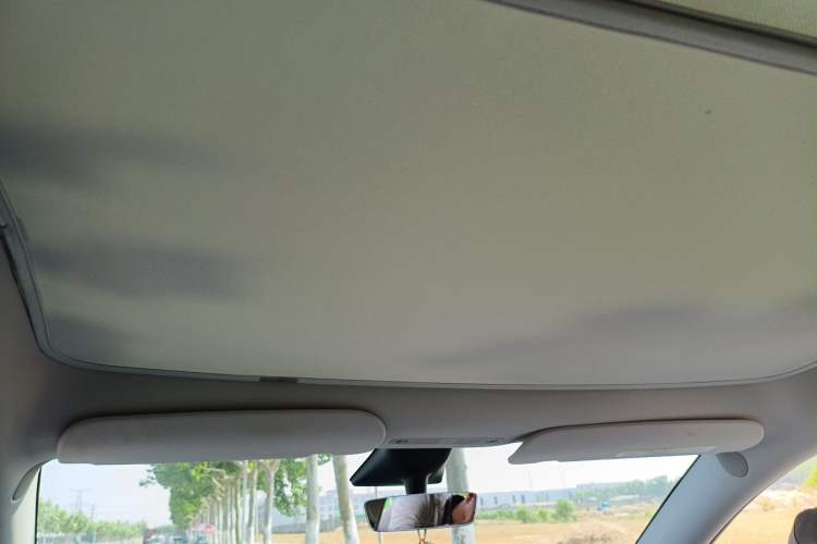 Used Tesla Model Y 2023 Long-Range All-Wheel-Drive Version Headliner
