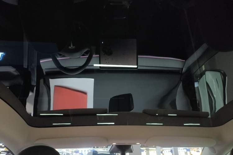 Used Tesla Model Y 2023 Rear-Wheel-Drive Version Headliner