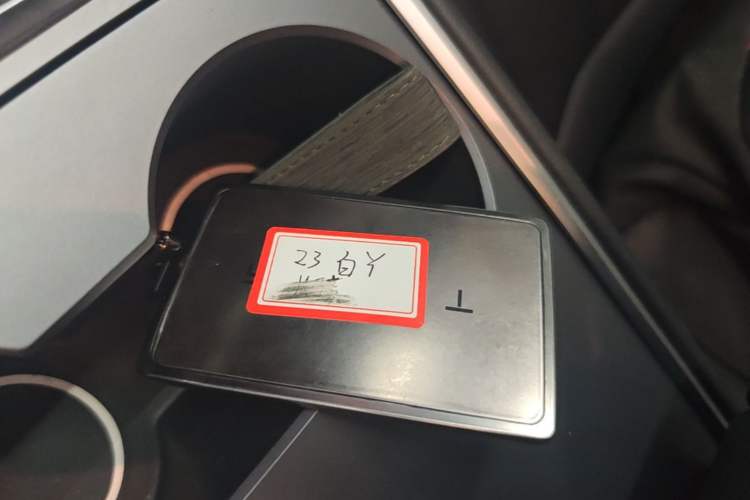 Used Tesla Model Y 2023 Long-Range All-Wheel-Drive Version Interior 1