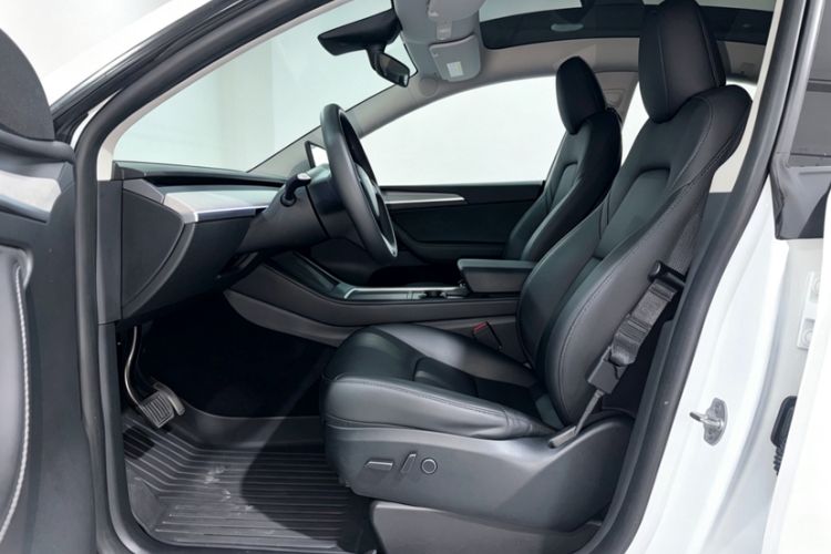 Used Tesla Model Y 2023 Long-Range All-Wheel-Drive Version Interior 1