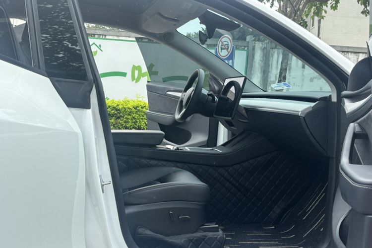 Used Tesla Model Y 2023 Rear-Wheel-Drive Version Interior 10
