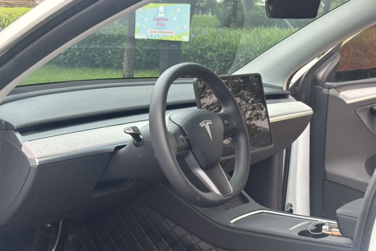 Used Tesla Model Y 2023 Rear-Wheel-Drive Version Interior 11