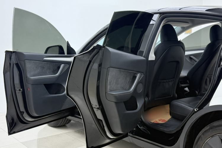 Used Tesla Model Y 2023 Rear-Wheel-Drive Version Interior 2