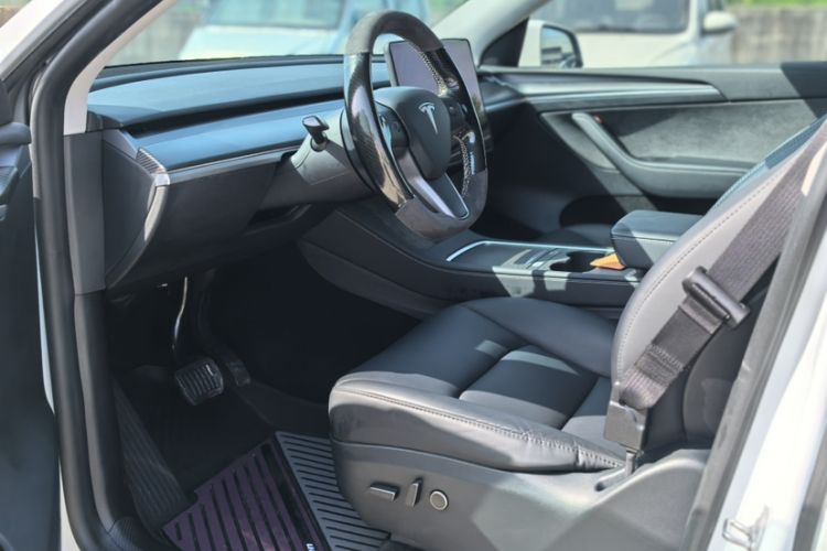 Used Tesla Model Y 2023 Rear-Wheel-Drive Version Interior 2