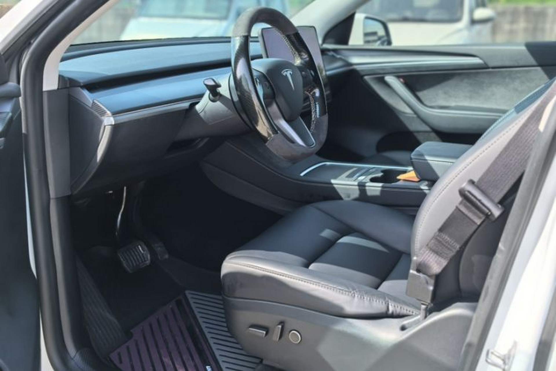 Used Tesla Model Y 2023 Rear-Wheel-Drive Version Interior 2