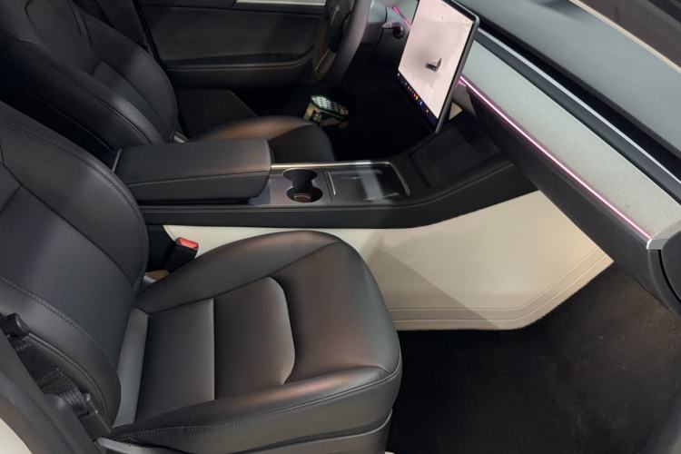 Used Tesla Model Y 2023 Rear-Wheel-Drive Version Interior 2