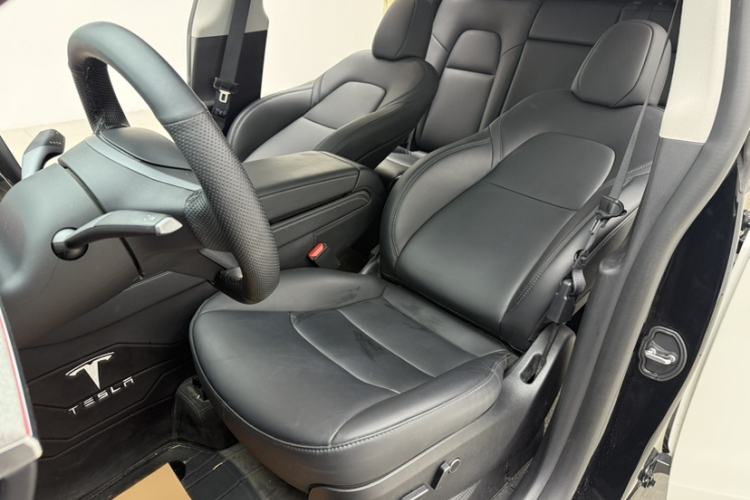Used Tesla Model Y 2023 Rear-Wheel-Drive Version Interior 3