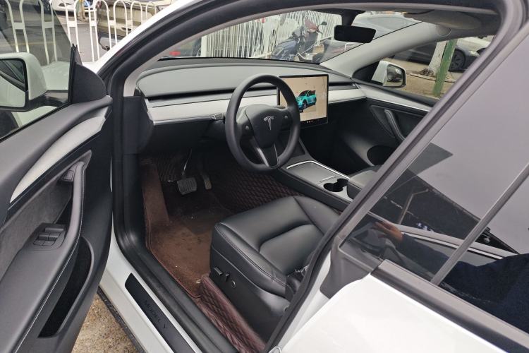 Used Tesla Model Y 2023 Long-Range All-Wheel-Drive Version Interior 3