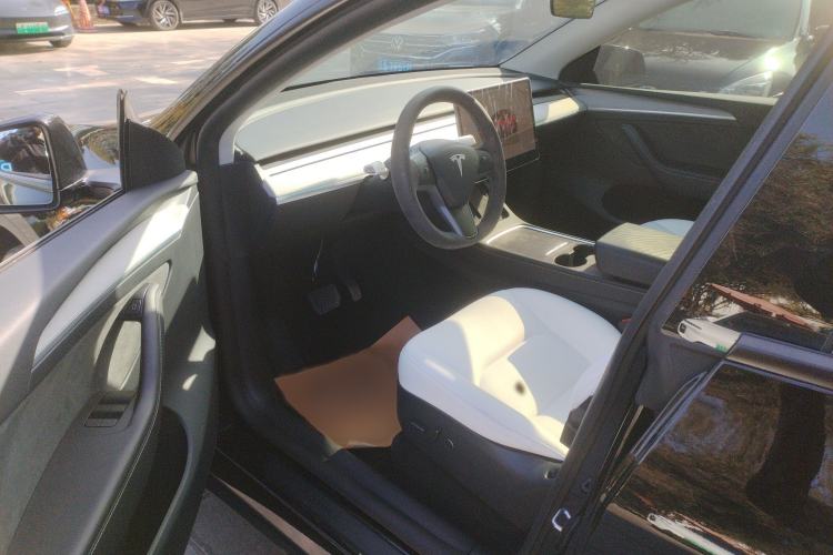 Used Tesla Model Y 2023 Rear-Wheel-Drive Version Interior 3