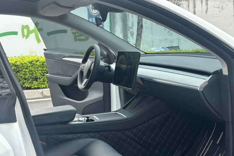 Used Tesla Model Y 2023 Rear-Wheel-Drive Version Interior 3