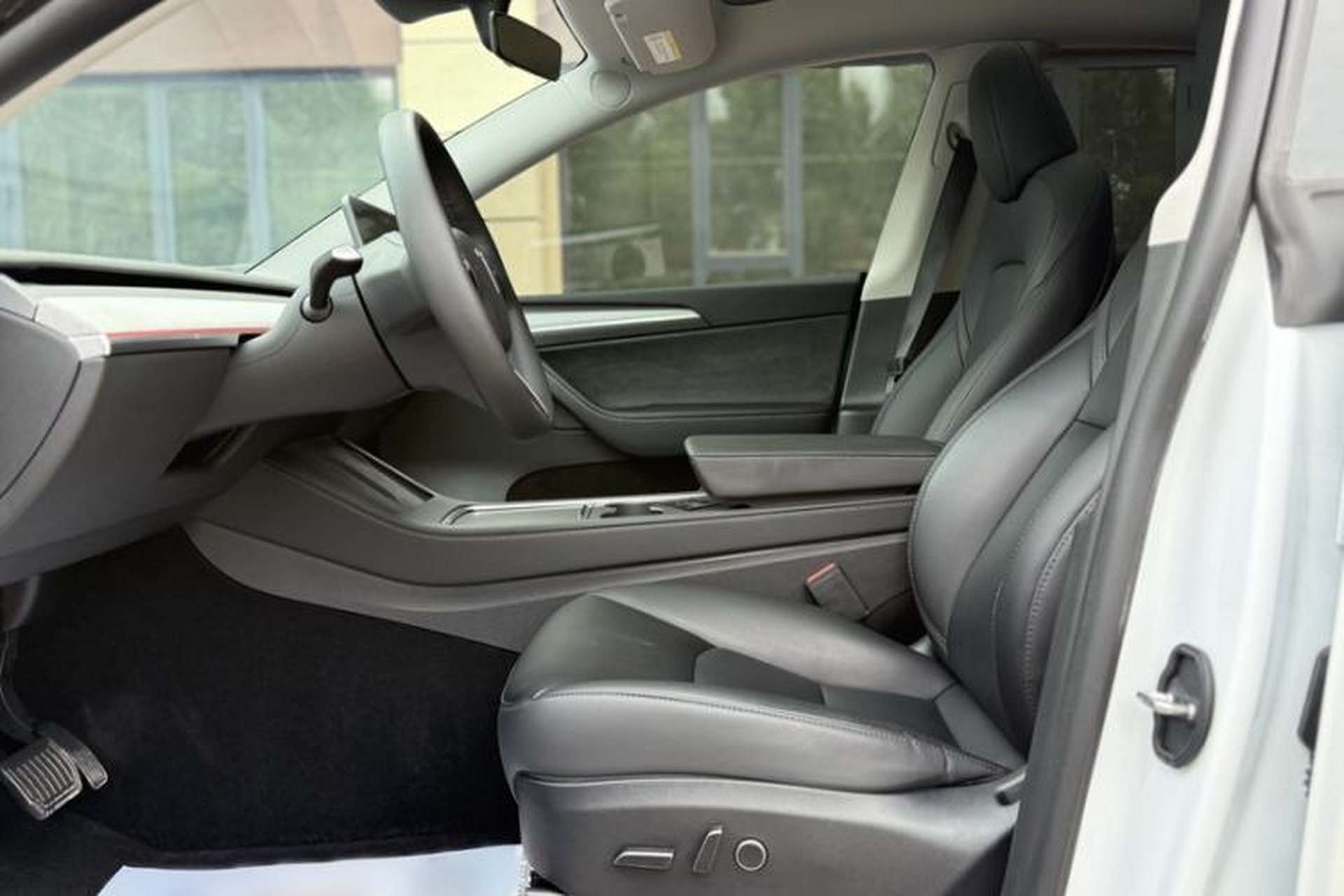 Used Tesla Model Y 2023 Long-Range All-Wheel-Drive Version Interior 3