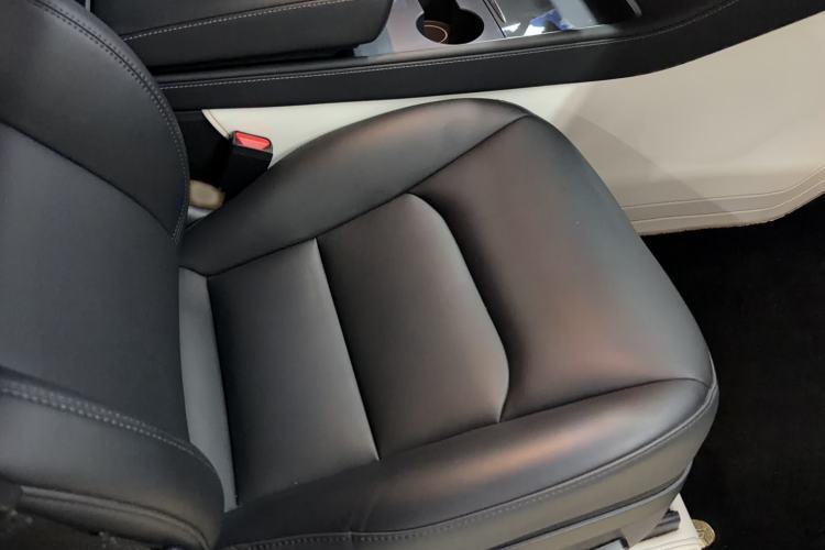 Used Tesla Model Y 2023 Rear-Wheel-Drive Version Interior 3