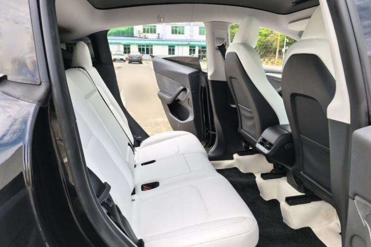 Used Tesla Model Y 2023 Long-Range All-Wheel-Drive Version Interior 4