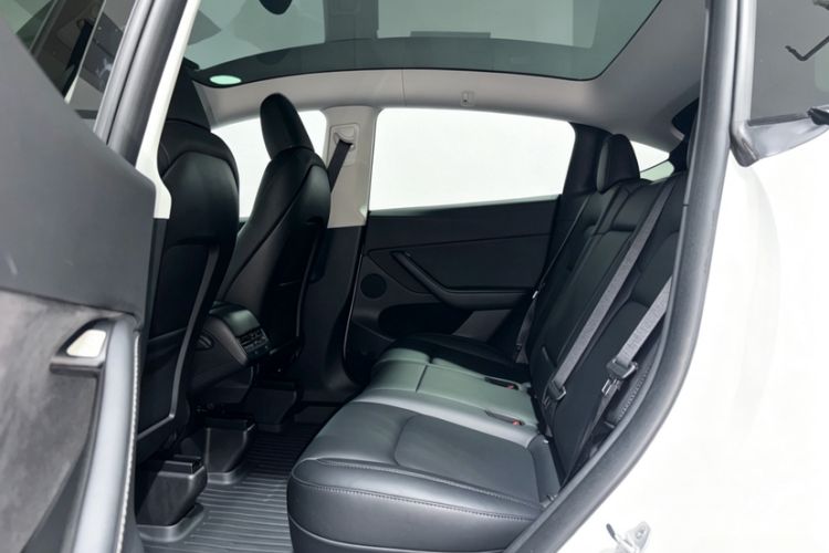Used Tesla Model Y 2023 Long-Range All-Wheel-Drive Version Interior 4