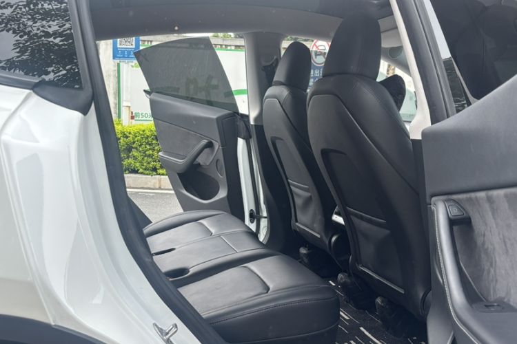 Used Tesla Model Y 2023 Rear-Wheel-Drive Version Interior 4