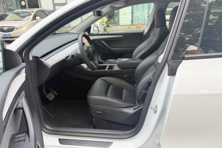 Used Tesla Model Y 2023 Long-Range All-Wheel-Drive Version Interior 4
