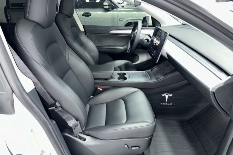 Used Tesla Model Y 2023 Rear-Wheel-Drive Version Interior 5