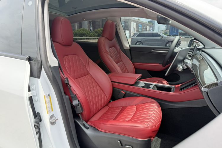 Used Tesla Model Y 2023 Long-Range All-Wheel-Drive Version Interior 6