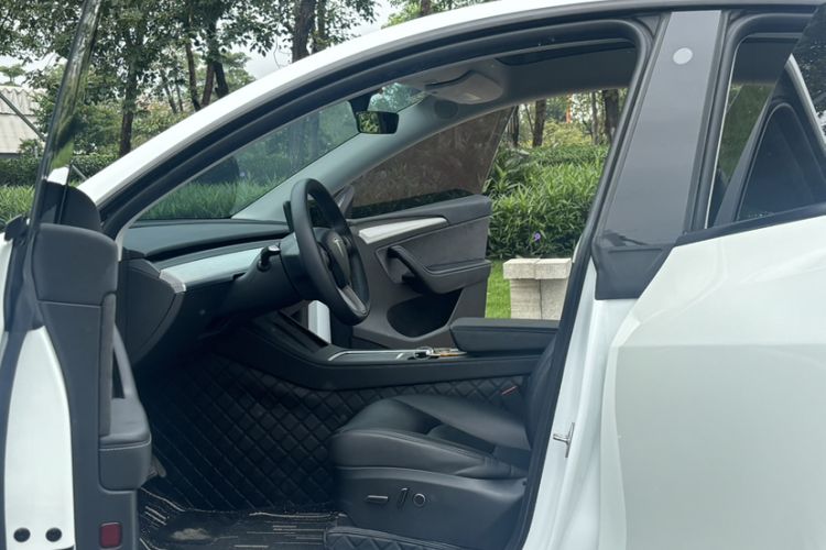 Used Tesla Model Y 2023 Rear-Wheel-Drive Version Interior 6