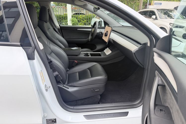 Used Tesla Model Y 2023 Long-Range All-Wheel-Drive Version Interior 6