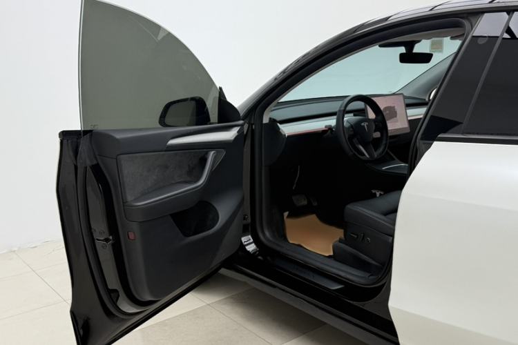 Used Tesla Model Y 2023 Rear-Wheel-Drive Version Interior 7