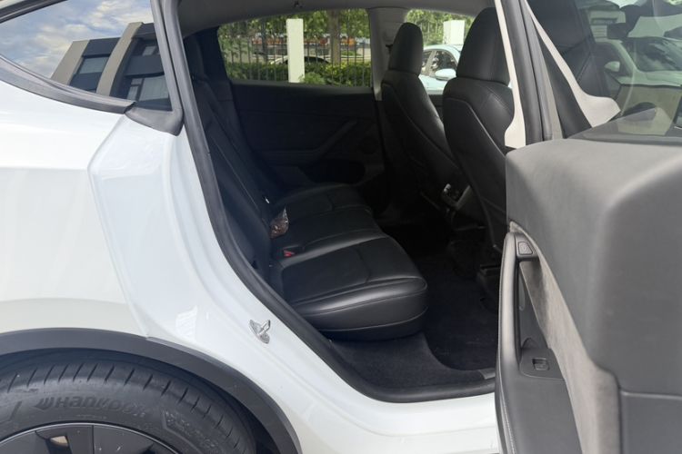 Used Tesla Model Y 2023 Long-Range All-Wheel-Drive Version Interior 7