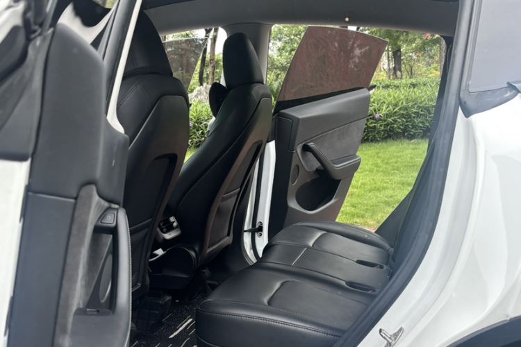 Used Tesla Model Y 2023 Rear-Wheel-Drive Version Interior 9