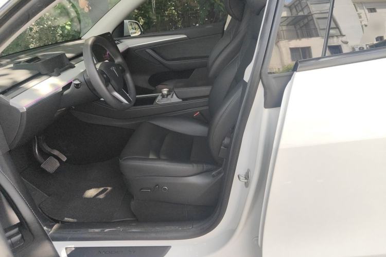 Used Tesla Model Y 2023 Long-Range All-Wheel-Drive Version Left Front Seat