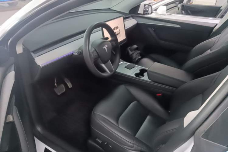 Used Tesla Model Y 2023 Long-Range All-Wheel-Drive Version Left Front Seat