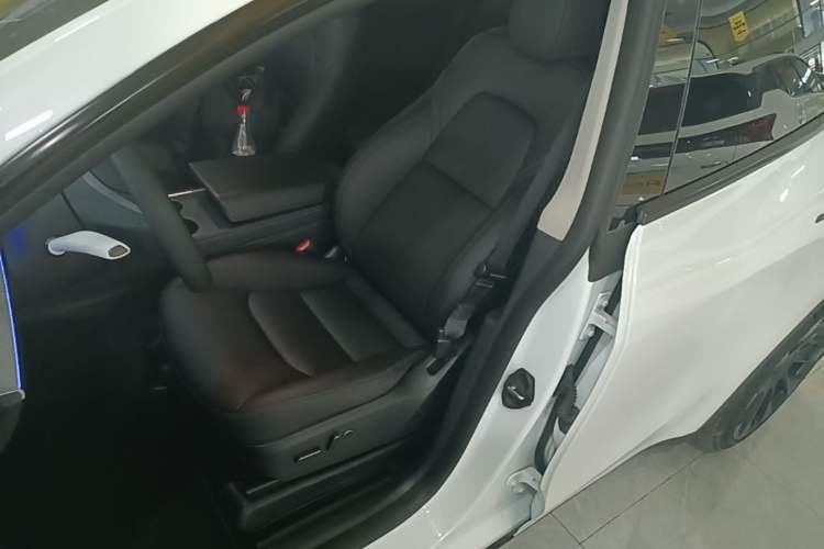 Used Tesla Model Y 2023 Long-Range All-Wheel-Drive Version Left Front Seat