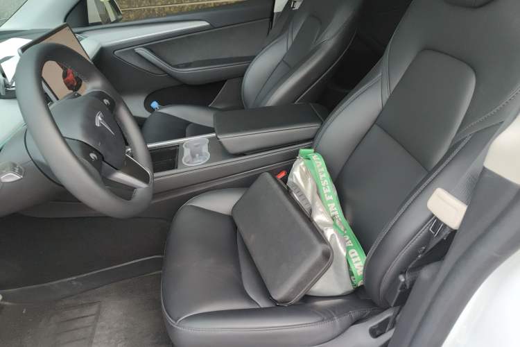 Used Tesla Model Y 2023 Long-Range All-Wheel-Drive Version Left Front Seat