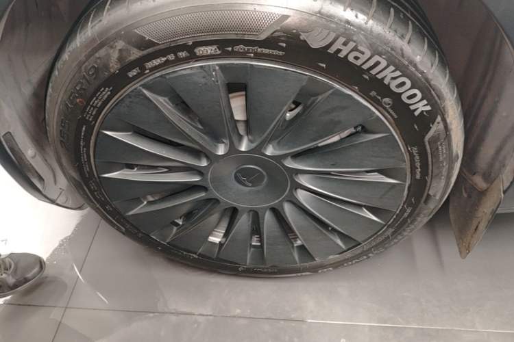 Used Tesla Model Y 2023 Long-Range All-Wheel-Drive Version Left Front Wheel Hub