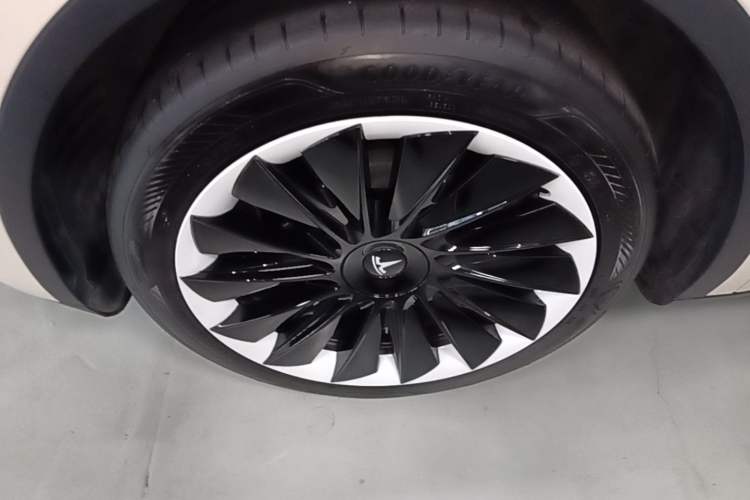Used Tesla Model Y 2023 Rear-Wheel-Drive Version Left Front Wheel Hub
