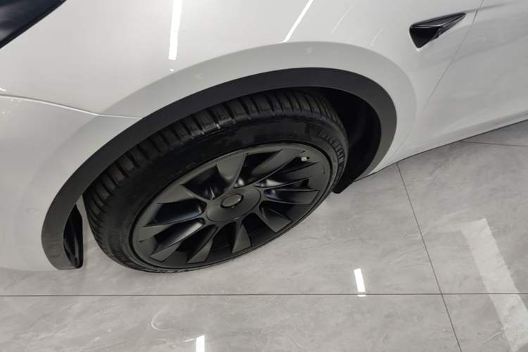 Used Tesla Model Y 2023 Long-Range All-Wheel-Drive Version Left Front Wheel Hub