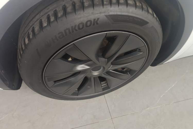 Used Tesla Model Y 2023 Long-Range All-Wheel-Drive Version Left Front Wheel Hub