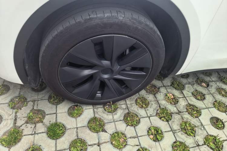 Used Tesla Model Y 2023 Rear-Wheel-Drive Version Left Front Wheel Hub